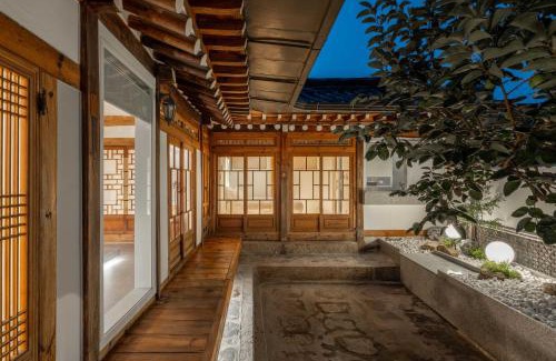 Samcheong-dong Villa | Luxury Hanok Bukchon Summit