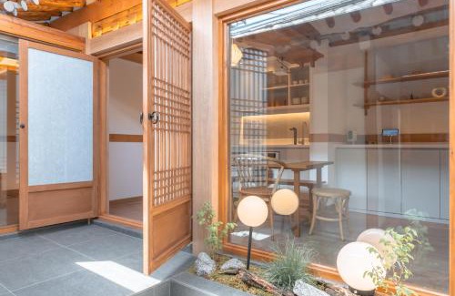 Seochon Villa | Luxury Hanok Graceful Haven