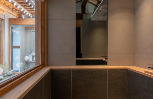 Seochon Villa | Luxury Hanok Graceful Haven