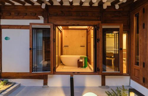 Seochon Apartamento | Luxury Hanok Mossy Grove