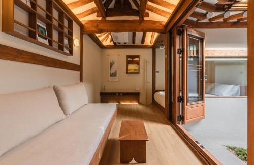 Seochon Apartamento | Luxury Hanok Mossy Grove