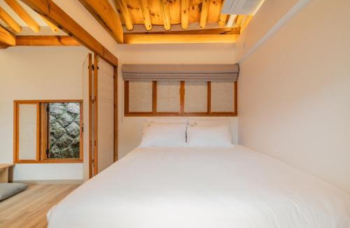 Seochon Apartamento | Luxury Hanok Seochon Stay