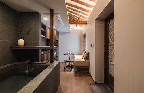 Seochon Apartamento | Luxury Hanok Stay Warm Hearth - East