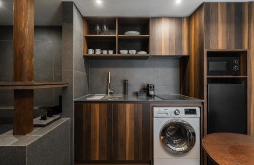 Seochon Apartamento | Luxury Hanok Stay Warm Hearth - East