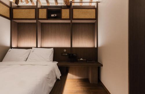 Seochon Apartamento | Luxury Hanok Stay Warm Hearth - East