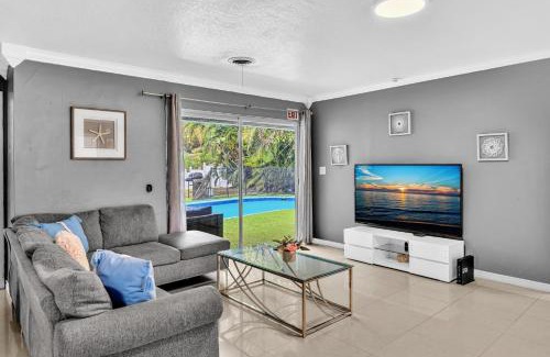 Hollywood Hills Casa | Luxury Heated Pool Villa Hollywood Beach & Casino
