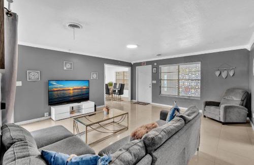 Hollywood Hills Casa | Luxury Heated Pool Villa Hollywood Beach & Casino
