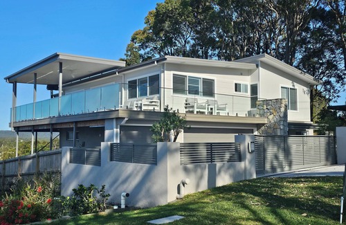 Coomba Park Casa | Luxury Hidden Lakeside Gem that fits the whole family!