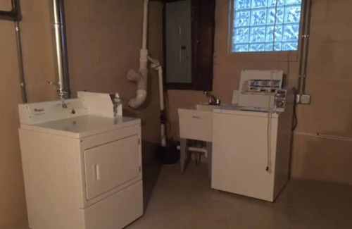 Beaver Falls Apartamento | Luxury, high-end 1 BR, laundry