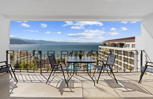 Fluvial Vallarta Condominio | Luxury High Rise Condo just Steps Away from the Beach!