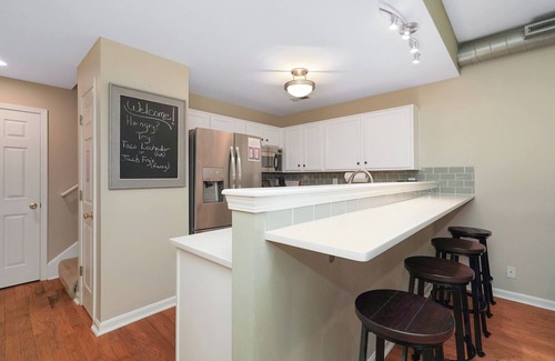 Cherokee Triangle Condominio | Luxury Highlands Townhouse, WALK TO ALL, 2 king 2.5 bath, fireplace,