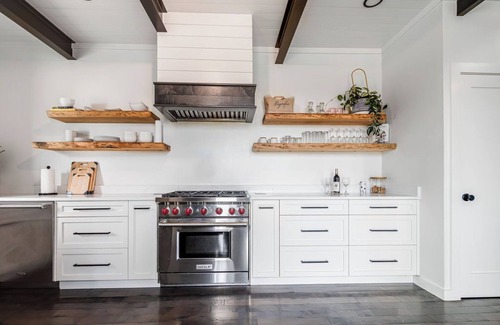 Fredericksburg Casa | Luxury Hill Country Container Home - Near Alamo Springs Cafe