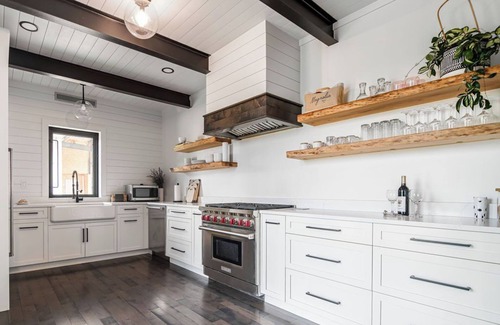 Fredericksburg Casa | Luxury Hill Country Container Home - Near Alamo Springs Cafe