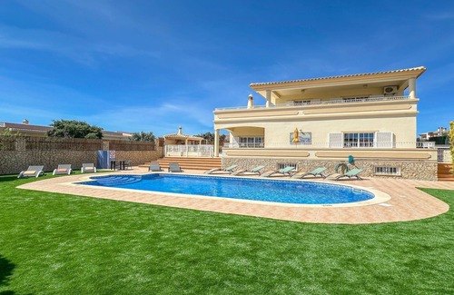 Mosqueira Villa | 4 dormitorios, vacaciones de lujo Villa independiente con piscina en Albufeira, Golf cercano.