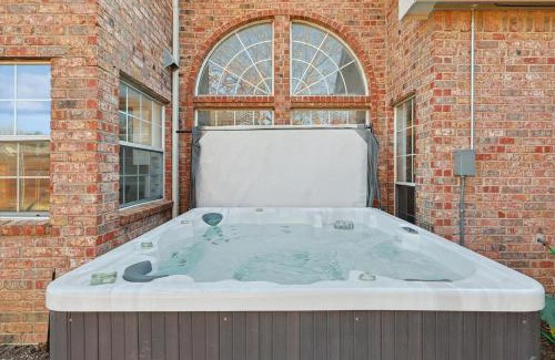 Grand Prairie Casa | Luxury Holiday Home 5BR Hot Tub, Pool & Beautiful Backyard