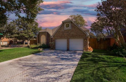 Grand Prairie Casa | Luxury Holiday Home 5BR Hot Tub, Pool & Beautiful Backyard