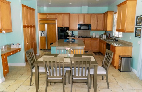 Victorville Casa | LUXURY HOME 3300 SQ FT, SPACIOUS WITH BEAUTIFUL PATIO