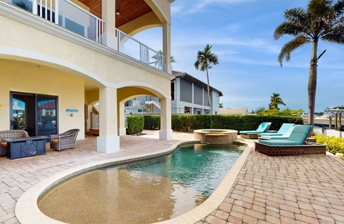 Siesta Isle Casa | Luxury home boasting waterfront views with pool and golf simulator