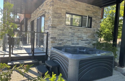 Bromont Condominio | Luxury home directly on the mountain + Private Jacuzzi + Private locker