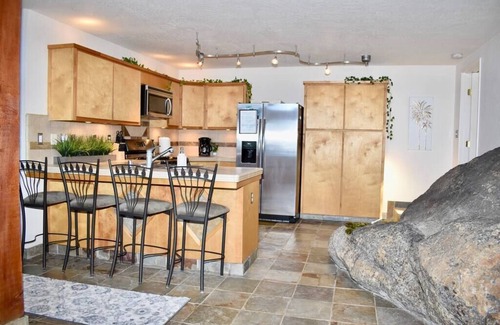 Springville Casa | Luxury Home (Giant Sequoias, Waterfalls, Hiking)