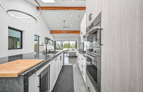 Corona del Mar Apartamento | Luxury Home in Corona Del Mar Near Shops & Dining