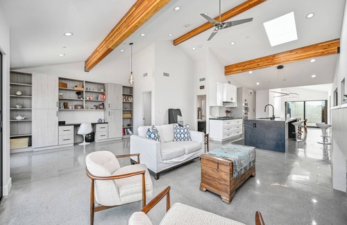 Corona del Mar Apartamento | Luxury Home in Corona Del Mar Near Shops & Dining