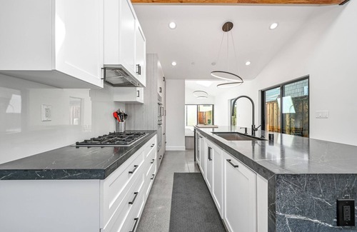 Corona del Mar Apartamento | Luxury Home in Corona Del Mar Near Shops & Dining
