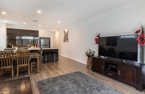 Christies Beach Casa | Luxury home in Christies Beach with King Bed, NBN, Netflix, 3Bed 2Bath