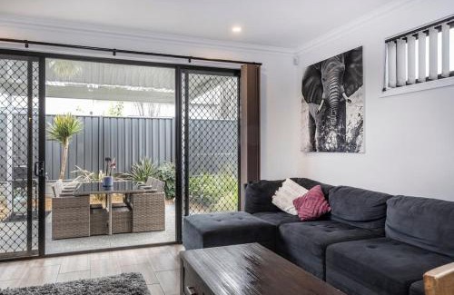 Christies Beach Casa | Luxury home in Christies Beach with King Bed, NBN, Netflix, 3Bed 2Bath