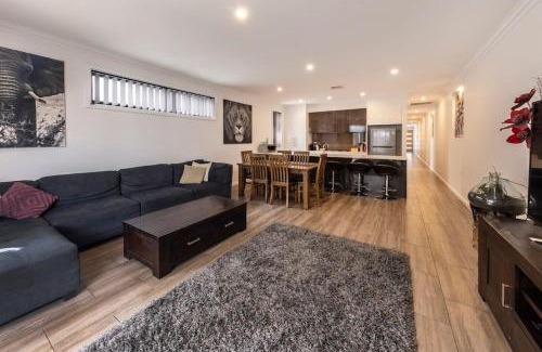 Christies Beach Casa | Luxury home in Christies Beach with King Bed, NBN, Netflix, 3Bed 2Bath