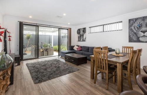 Christies Beach Casa | Luxury home in Christies Beach with King Bed, NBN, Netflix, 3Bed 2Bath