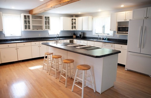 Aquinnah Casa | Gran oferta en casa recientemente renovada en exclusiva Aquinnah.