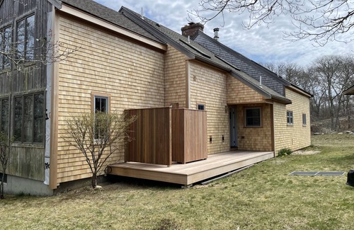 Aquinnah Casa | Gran oferta en casa recientemente renovada en exclusiva Aquinnah.