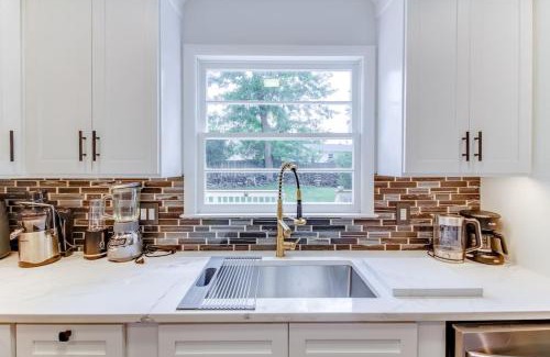 Dunn Loring Casa | Luxury Home in Heart of Vienna w/ huge backyard