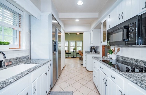 Oakton Casa | Luxury Home in Vienna, VA I Private Yard I Gym I 30 Day Minimum