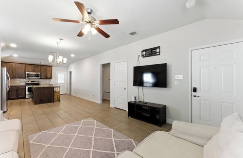 Fort Worth Casa | Luxury Home Mins to JPS, Medical City, Historic District, Zoo, Water Garden