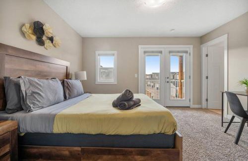 Calgary Casa | Luxury Home.Mins to YYC Airport, 3Bed 2.5 Bath