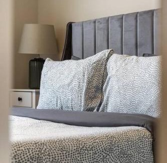 Calgary Casa | Luxury Home.Mins to YYC Airport, 3Bed 2.5 Bath