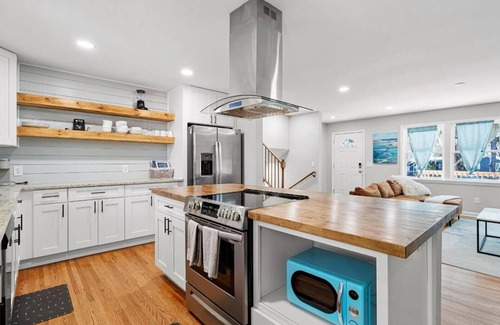 Beaufort Casa | Luxury Home Minutes to Base & Downtown - Sleeps 9