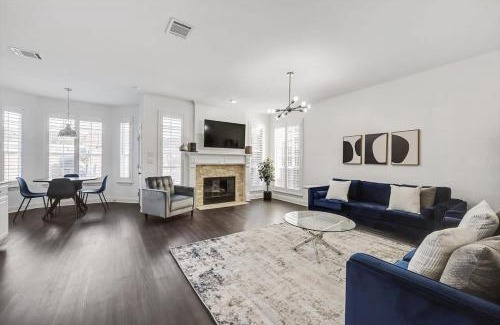 Flower Mound Casa | Luxury Home w Hot Tub near DFW Airport