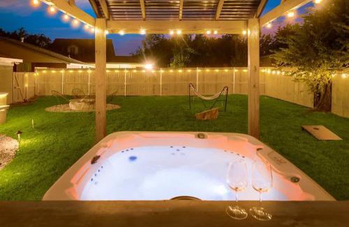 Arlington Casa | Luxury Home w Hot Tub near AT&T Stadium