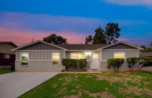 Arlington Casa | Luxury Home w Hot Tub near AT&T Stadium