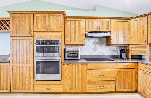 Marineland Acres Casa | Luxury home with a pool, enclosed yard, grill, washer/dryer & central AC