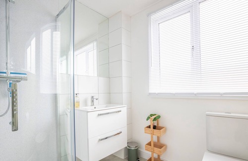 Carrickfergus Casa | Luxury Home with Seaside Escape