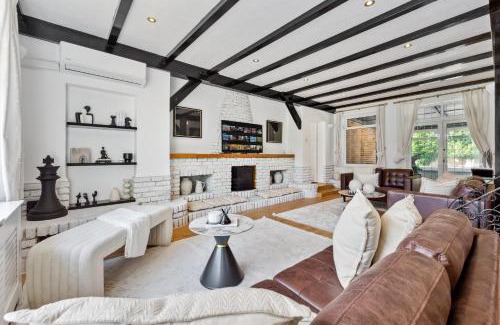 Staines Apartamento | Luxury Home with Gym, Playground, Sleep 16