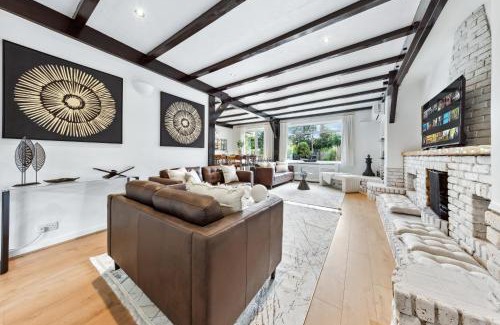 Staines Apartamento | Luxury Home with Gym, Playground, Sleep 16