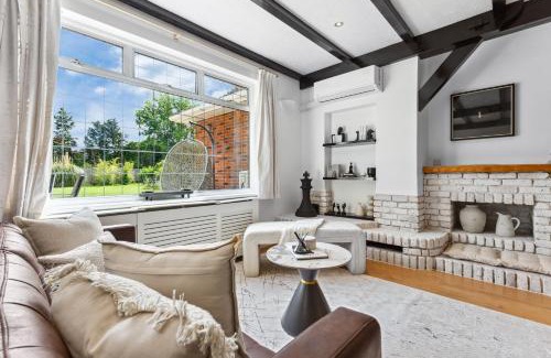 Staines Apartamento | Luxury Home with Gym, Playground, Sleep 16