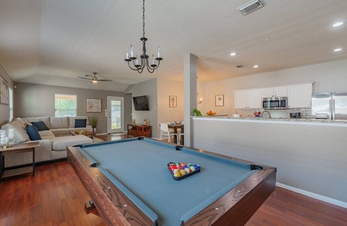 Wetmore Casa | Luxury Home with Hot-Tub, Pool Table & BBQ by Fiesta Texas & Seaworld