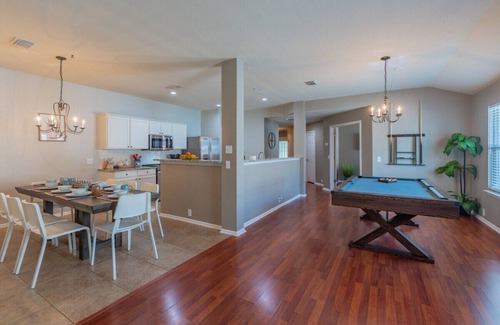 Wetmore Casa | Luxury Home with Hot-Tub, Pool Table & BBQ by Fiesta Texas & Seaworld