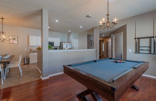 Wetmore Casa | Luxury Home with Hot-Tub, Pool Table & BBQ by Fiesta Texas & Seaworld